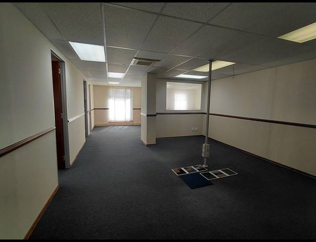170M² OFFICE TO LET IN LYME PARK
